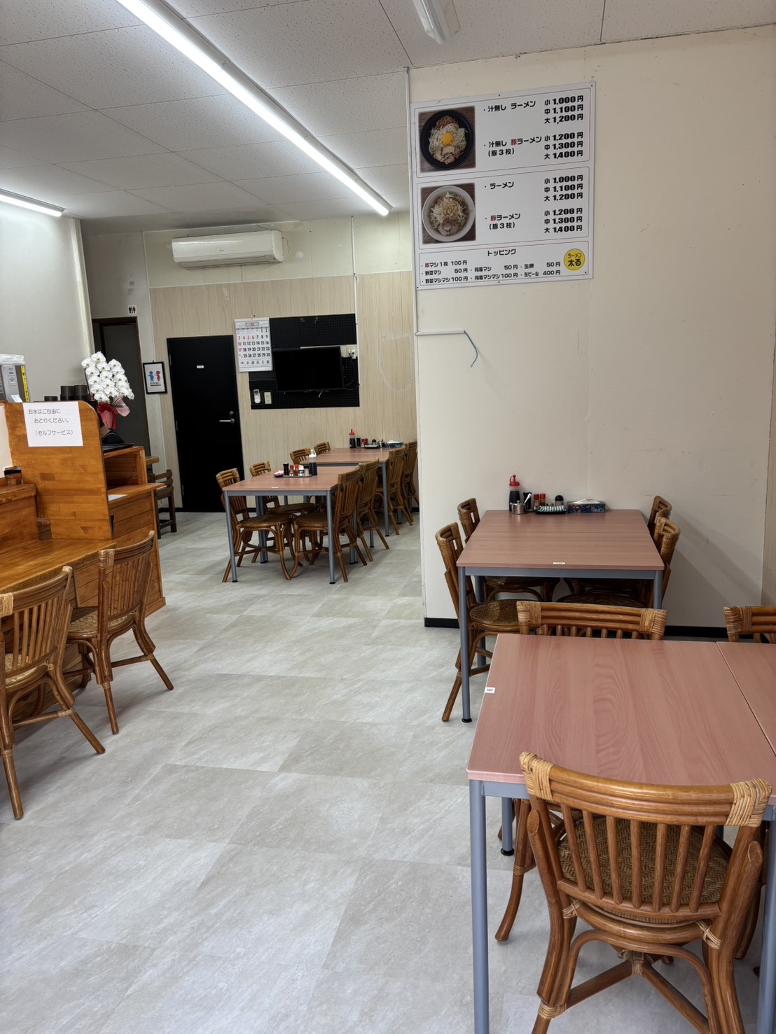 海の食堂 店内 テーブル席